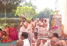 तीर्थंकर बालक को झुलाने लगी होड। WhatsApp Image 2023 03 18 at 4.32.42 PM