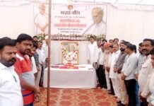 सर्वसमाज ने दी करणी सेना संस्थापक लोकेंद्रसिंह कालवी को श्रद्धांजलि बांसवाड़ा के गांधी मूर्ति चौक पर WhatsApp Image 2023 03 19 at 5.52.21 PM