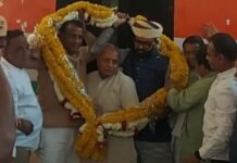 मंत्री महेंद्रजीत सिंह मालवीया और जनजाति विकास मंत्री अर्जुन सिंह बामनिया का पुष्पमाला पहनाकर अभिनंदन किया गया। WhatsApp Image 2023 03 25 at 5.29.23 PM