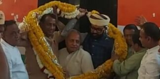 मंत्री महेंद्रजीत सिंह मालवीया और जनजाति विकास मंत्री अर्जुन सिंह बामनिया का पुष्पमाला पहनाकर अभिनंदन किया गया। WhatsApp Image 2023 03 25 at 5.29.23 PM