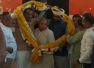 मंत्री महेंद्रजीत सिंह मालवीया और जनजाति विकास मंत्री अर्जुन सिंह बामनिया का पुष्पमाला पहनाकर अभिनंदन किया गया। WhatsApp Image 2023 03 25 at 5.29.23 PM