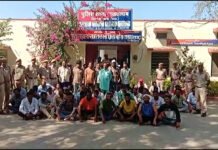 बांसवाड़ा पुलिस की बड़ी कार्रवाई जिले में 100 पुलिस टीमों में 500 पुलिस अधिकारियों कर्मचारियों द्वारा 1153 स्थानों पर दबिश देकर 848 अपराधियों को गिरफ्तार किया। WhatsApp Image 2023 04 02 at 6.45.29 PM 3