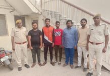 बांसवाड़ा सदर थाना द्वारा नाकाबंदी के दौरान कर्नाटका से भागे हुए मुल्जिमों को बांसवाड़ा पुलिस ने दबोचा । WhatsApp Image 2023 04 05 at 6.36.13 PM