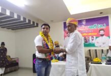 लोक जनशक्ति पार्टी (रा.)की प्रेस कॉन्फ्रेंस व बैठक बांसवाड़ा में रखी गई। WhatsApp Image 2023 04 08 at 4.17.15 PM