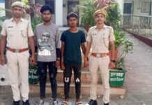 सरेआम राह चलते युवक से मोबाइल लूटने वाले दो आरोपियों को बांसवाड़ा पुलिस ने किया गिरफ्तार। WhatsApp Image 2023 04 14 at 8.43.10 PM