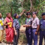 स्काउट बंधुओं ने किये वितरित सकोरे। WhatsApp Image 2023 05 03 at 12.50.27 PM