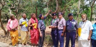 स्काउट बंधुओं ने किये वितरित सकोरे। WhatsApp Image 2023 05 03 at 12.50.27 PM