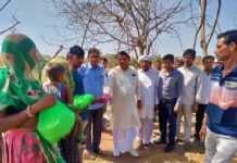 आग से मकान जलने पर हुए नुकसान का पूर्व मंत्री ने किया मुहायना,परिवार को आर्थिक सहायता दी। WhatsApp Image 2023 05 09 at 11.08.05 AM