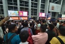मुंबई एयरपोर्ट पर इंदौर आने वाले यात्रियों ने किया हंगामा। 1000977870