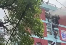 कोचिंग सेंटर में लगी आग, खिड़की से कूद कर जान बचा रहे छात्र। 3029906 untitled 60 copy