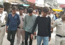 बाप-बेटे को बेरहमी से पीटने वाले आरोपियों का पुलिस ने निकाला जुलूस। 3063130 untitled 69 copy