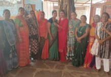 दुर्गा वाहिनी की बहनों द्वारा राधा सखी मंडल की बहनों द्वारा धार्मिक यात्रा से लौटने पर तिलक लगाकर माला पहनाकर बहनों का स्वागत किया गया। 3754bcf6 51a3 4086 9f27 a110417dcd79