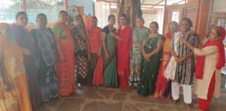 दुर्गा वाहिनी की बहनों द्वारा राधा सखी मंडल की बहनों द्वारा धार्मिक यात्रा से लौटने पर तिलक लगाकर माला पहनाकर बहनों का स्वागत किया गया। 3754bcf6 51a3 4086 9f27 a110417dcd79