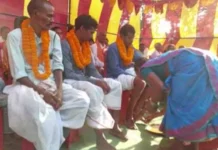 धर्म परिवर्तन किए 17 आदिवासियों ने की घर वापसी, हिंदू धर्म में वापस लौटे। B