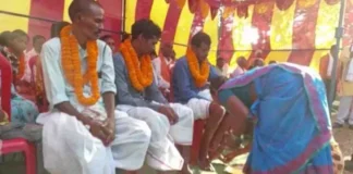 धर्म परिवर्तन किए 17 आदिवासियों ने की घर वापसी, हिंदू धर्म में वापस लौटे। B