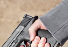 घर में घुसकर की अज्ञात बदमाशों ने की अंधाधुंध फायरिंग, एक गंभीर। Guns