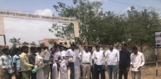 आदिवासी आरक्षण मंच की ओर से अपनी मांगों को लेकर सज्जनगढ़ उपखण्ड कार्यालय के सामने अशोक गहलोत का पुतला दहन किया। ff94e5a2 cf67 432b 8c00 180927de0caf