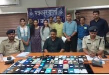 गुम हुए मोबाइल पाकर खिले लोगों के चेहरे पुलिस ने अभियान चलाकर लौटाए 22 लाख कीमत के 104 मोबाइल। image 2 15