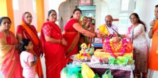 विश्व हिन्दू परिषद बांसवाड़ा की दुर्गावाहिनी व मात् शक्ति की बहनों द्वारा प्रेम सागर महाराज का शॉल उड़ाकर स्वागत किया गया। efeecafc eb97 40e7 81d6 d1b436b6a4d4