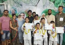 कराटे चैम्पियन प्रतियोगिता में गोल्ड एवं सिल्वर मैडल जितने छोटे बच्चों को सम्मानित किया गया राजतालाब क्षेत्र शाही दरवाज़ा मखदूम क्लिनिक पर, BN Banswra News द्वारा प्रदत्त