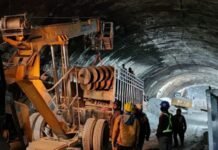 उत्तरकाशी में निर्माणाधीन टनल में 40 मज़दूरों को बचाने का संघर्ष जारी, क्यों लग रहा है इतना समयउत्तरकाशी में निर्माणाधीन टनल में 40 मज़दूरों को बचाने का संघर्ष जारी, क्यों लग रहा है इतना समय, BN Banswra News द्वारा प्रदत्त