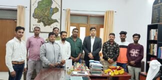 डॉ अंबेडकर राष्ट्रीय युवा संघ डेरीस के द्वारा बांसवाड़ा कलेक्टर यादव का फूल माला पगड़ी साल पहनाकर सम्मान कर बधाई दी BN News द्वारा प्रदत्त