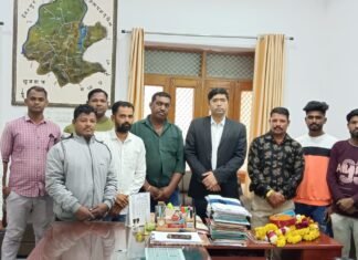 डॉ अंबेडकर राष्ट्रीय युवा संघ डेरीस के द्वारा बांसवाड़ा कलेक्टर यादव का फूल माला पगड़ी साल पहनाकर सम्मान कर बधाई दी BN News द्वारा प्रदत्त