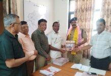 महावीर इंटरनेशनल शाखाओ द्वारा एसडीम एवं पुलिस उप अधीक्षक का किया सम्मान BN Banswara News (3)