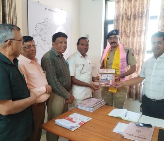 महावीर इंटरनेशनल शाखाओ द्वारा एसडीम एवं पुलिस उप अधीक्षक का किया सम्मान BN Banswara News (3)