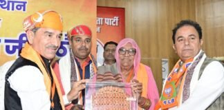 भाजपा अल्पसंख्यक मोर्चा प्रदेश पदाधिकारी बैठक व स्वागत कार्यक्रम में भाजपा के नव-निर्वाचित प्रदेशाध्यक्ष मदन राठौड़ का 51 किलो की माला से स्वागतपद्मश्री बेतुक बेगम का किया इस्तकबाल Banswara Bews Mirza (1)