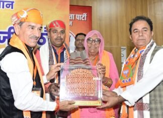 भाजपा अल्पसंख्यक मोर्चा प्रदेश पदाधिकारी बैठक व स्वागत कार्यक्रम में भाजपा के नव-निर्वाचित प्रदेशाध्यक्ष मदन राठौड़ का 51 किलो की माला से स्वागतपद्मश्री बेतुक बेगम का किया इस्तकबाल Banswara Bews Mirza (1)