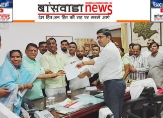 ढोल धमाकों के साथ कलेक्टर कार्यालय पहुंचे इस अवसर पर पूर्व मंत्री और विधायक अर्जुन सिंह बामनिया,बांसवाड़ा web news page 25 (11).Movie Snapshot