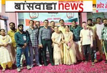 नगर कांग्रेस कमेटी के द्वारा श्री राधा वल्लभ मण्डल के सानिध्य में राधा कृष्ण मन्दिर वार्षिकोत्सव,शोभायात्रा का स्वागत, पुष्पवर्षा कर, banswara news mirza teli samaj pushpvarsha