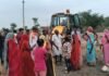 गनोड़ा क्षेत्र में श्मशान भूमि विवाद, जोगी समाज ने जेसीबी से शुरू कराई खुदाई, हंगामे के आरोप,न्याय नहीं मिला तो व्यापक आंदोलन और धरना-प्रदर्शन किया जाएगा। गनोड़ा क्षेत्र में श्मशान भूमि विवाद (1)